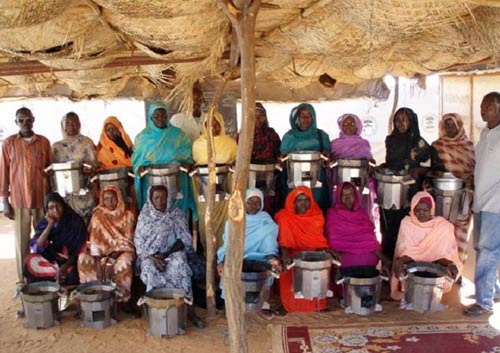 Displaced people in Darfur with their Darfur stoves